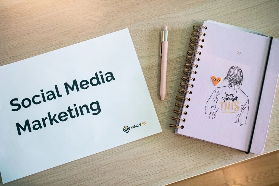 Gros plan sur un document de stratégie marketing posé sur un bureau, parfait pour du contenu d’entreprise.