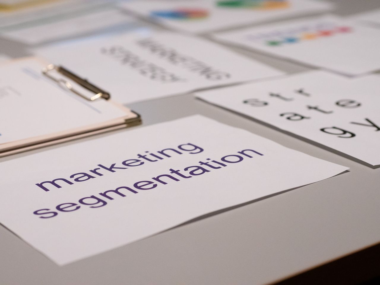 Vue rapprochée de différents documents marketing sur un bureau, idéale pour des échanges autour du business et de la stratégie.